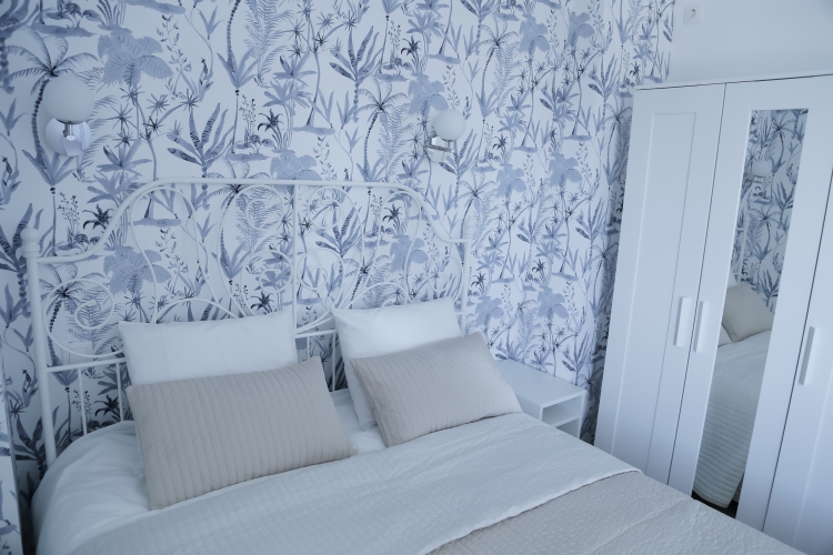 Apartament cu tapet floral