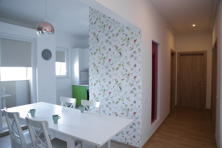 Apartament cu tapet floral